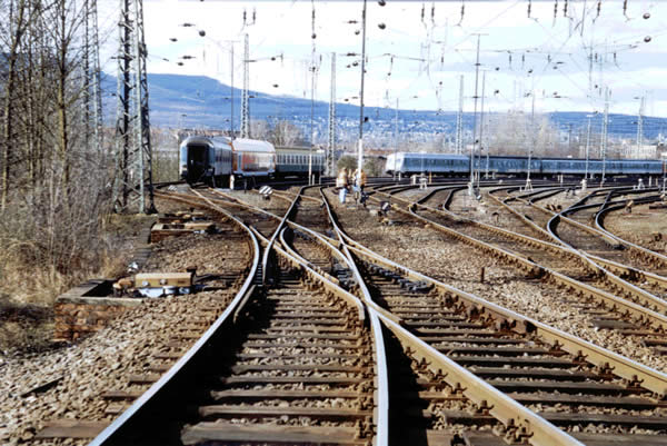 Abb. 17a: DKW 49-190-1:9/1:9 u. 1:6,6 r. Kassel Hauptbahnhof im März 1999